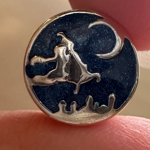 Pandora x Disney Aladdin and Princess Jasmine Magic Carpet Charm - Picture 3 of 15
